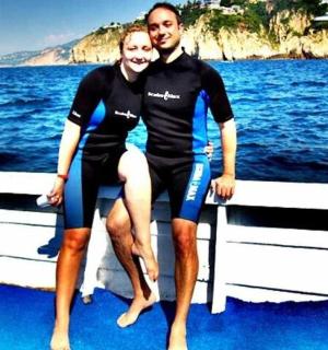 muž a žena sedící na lodi na vodě