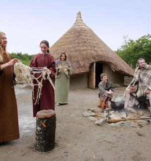 skupina lidí stojících před ohněm