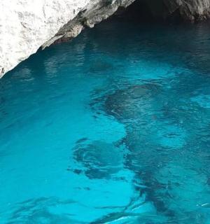 山洞里有一池蓝色的大水池