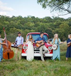 skupina lidí stojících vedle auta s přístroji