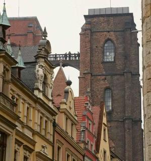 skupina budov ve městě s hodinovou věží