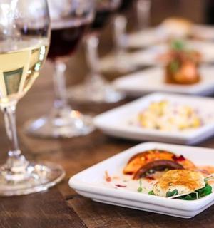 摆满食物和酒杯的桌子