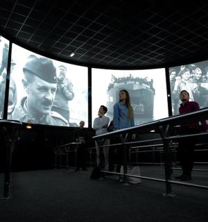 一群人站在大屏幕前