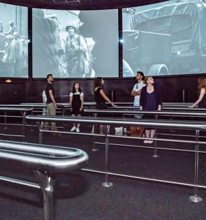 一群人在建筑物内走动