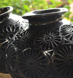 两个黑色花瓶并排摆放