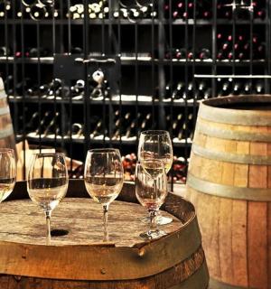 一组酒杯放在酒桶上