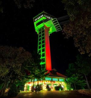 vysoká budova se zelenočervenou cedulí