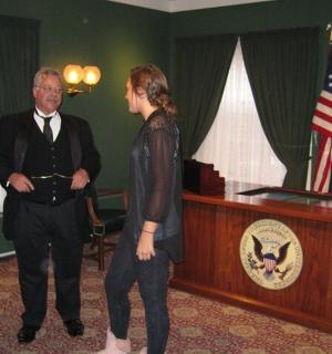 muž a žena stojící před pódiem