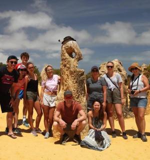 skupina lidí stojících před sochou