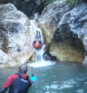 muž stojící před vodopádem