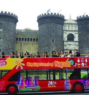 城堡前的一辆红色双层巴士