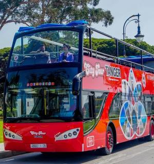 一辆红色双层巴士在街上行驶