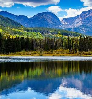 pohled na jezero s horami v pozadí