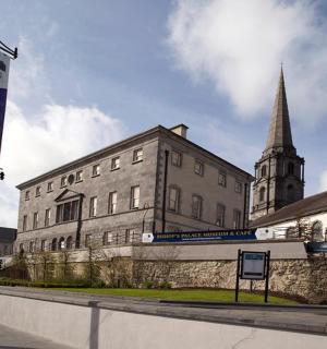 一座带有尖顶教堂的大型建筑