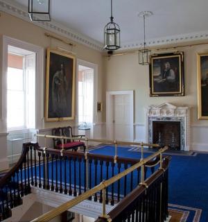 墙上挂着画的房间，还有楼梯