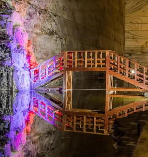 洞穴中的楼梯,水中倒映着倒影