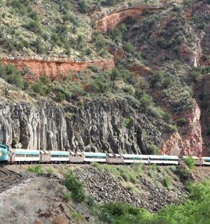 山上轨道上的火车