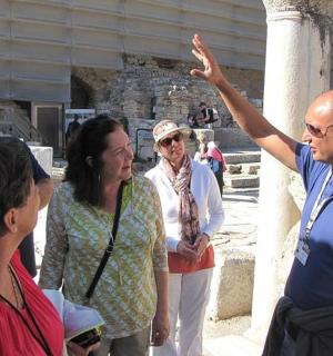 一群人站在寺庙前