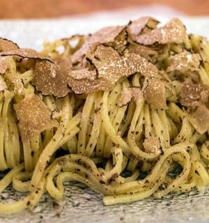 盘子里放着一堆蘑菇意大利面