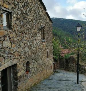 旁边有路灯的石头建筑