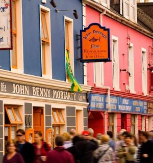 dav lidí jdoucích po rušné městské ulici