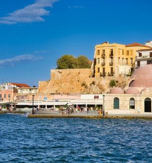 skupina budov vedle vodní plochy