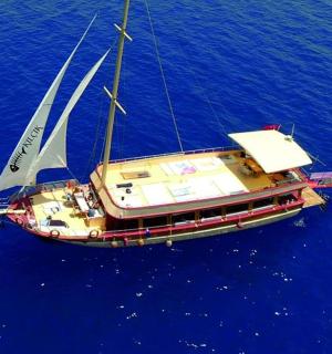 水中央的一艘船