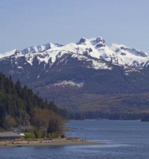 积雪覆盖在水面上的山