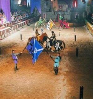 马戏团里一群撑着伞的人