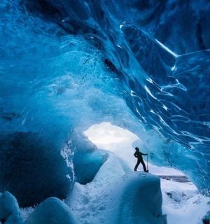 一个人站在冰洞里