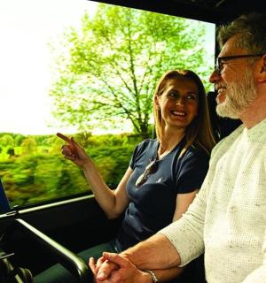 坐在公交车上的一男一女