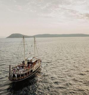 一艘位于一大片水域中间的船