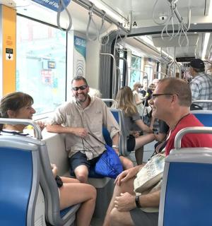 skupina lidí sedících v autobuse