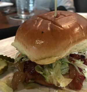 白盘子里的三明治配上腌菜