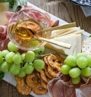 一盘食物，配一杯葡萄酒和葡萄