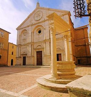 庭院中间有柱子的建筑