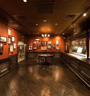 房间中间有一张桌子的酒吧