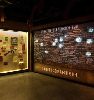 有砖墙和展示窗的房间