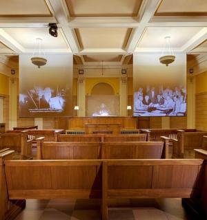 一栋建筑内空荡荡的法庭，配有木制长椅