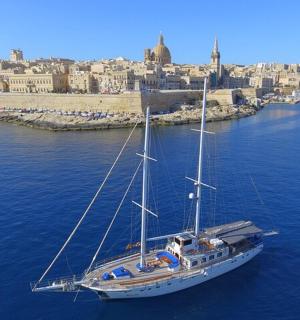 un vaixell a l'aigua amb una ciutat al fons