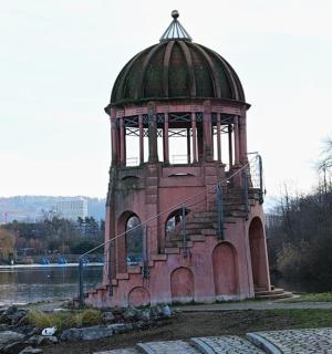 河边有楼梯的塔