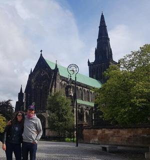 一男一女站在一栋建筑前