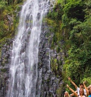 一群人站在瀑布前