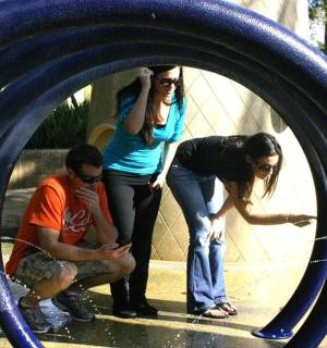 一群人站在喷泉旁边