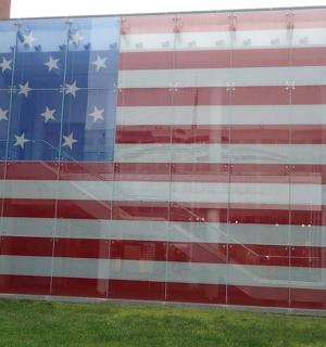 建筑物侧面画着一面巨大的美国国旗