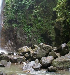 vodopád a skály před vodopádem