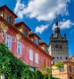 sebuah bangunan tinggi dengan latar belakang menara jam