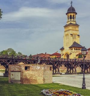 ein Gebäude mit einem Uhrturm und einer Brücke