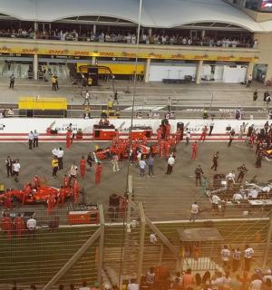 skupina lidí ve velké budově s koňmi