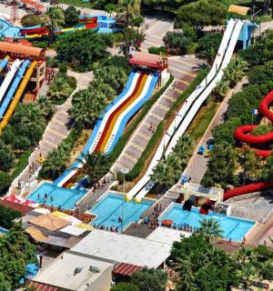 Letecký pohled na aquapark s horskou dráhou